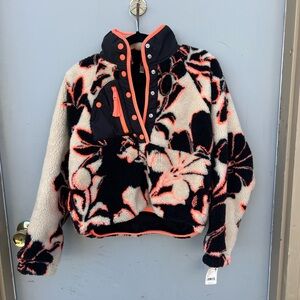 Free people sherpa jacket. Never worn. size xs. tags attatched.